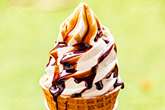 チョコのかかったソフトクリーム,ソフトクリーム,アイスクリーム,クリーム,チョコ,チョコレート,トッピング,コーン,ワッフル,ミルク,清凉,夏,涼,冷,アイス,スイーツ,菓子,デザート,おやつ,お菓子,冷菓子,甘い,垂れ,垂れる,かける,sweet,summer,chocolate,フルサイズ撮影