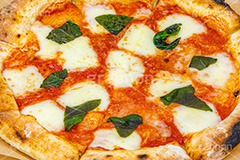 マルゲリータ,ピザ,ピッツァ,チーズ,モッツアレラ,バジル,ナポリ,トマトソース,ソース,洋食,ピザパ,出前,デリバリー,お届け,ジャンキー,カロリー,ファーストフード,ファストフード,ジャンクフード,イタリアン,イタリア,pizza,tomato,フルサイズ撮影