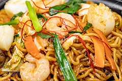 上海風焼きそば,タイ風焼きそば,タイ風,タイ,ヤキソバ,やきそば,焼きそば,ソース,ニラ,炒め,麺類,国民食,エスニック,えび,海老,エビ,いか,イカ,魚介,シーフード,香ばしい,ソウルフード,粉もん,唐辛子,トウガラシ,ニンジン,にんじん,ethnic,seafood