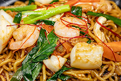 上海風焼きそば,タイ風焼きそば,タイ風,タイ,ヤキソバ,やきそば,焼きそば,ソース,ニラ,炒め,麺類,国民食,エスニック,えび,海老,エビ,いか,イカ,魚介,シーフード,香ばしい,ソウルフード,粉もん,唐辛子,トウガラシ,ニンジン,にんじん,ethnic,seafood