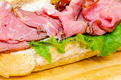 ローストビーフサンド,ローストビーフ,牛肉,肉,サンドイッチ,サンドウィッチ,モーニング,朝食,レタス,ブレックファースト,パン,カフェ,半分,切る,カット,cafe,sandwich,morning,breakfast,フルサイズ撮影