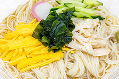 そうめん,素麺,だし,出汁,ダシ,わかめ,ワカメ,きゅうり,キュウリ,かまぼこ,蒲鉾,カマボコ,錦糸卵,ささみ,ササミ,日本料理,日本食,和食,つゆ,茹,冷やし,夏,麺料理,麺類,ぶっかけ,コンビニ,冷麦,ひやむぎ,サマー,summer,japan