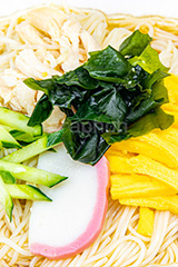 そうめん,素麺,だし,出汁,ダシ,わかめ,ワカメ,きゅうり,キュウリ,かまぼこ,蒲鉾,カマボコ,錦糸卵,ささみ,ササミ,日本料理,日本食,和食,つゆ,茹,冷やし,夏,麺料理,麺類,ぶっかけ,コンビニ,冷麦,ひやむぎ,サマー,summer,japan