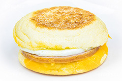 マフィン,チーズ,たまご,玉子,エッグ,ソーセージ,朝食マフィン,ブレックファースト,パン,朝食,洋食,ファストフード,ファーストフード,breakfast,muffin,cheese,フルサイズ撮影