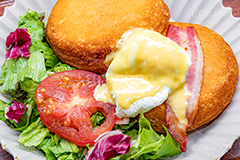 エッグベネディクト,エッグ,玉子,ベーコン,ホットケーキ,パンケーキ,スイーツ,サラダ,レタス,トマト,プレート,おしゃれ,オシャレ,カフェ,ブレックファースト,お洒落,朝食,洋食,トロトロ,カリカリ,cake,salad,tomato,lettuce,breakfast,フルサイズ撮影