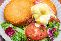 エッグベネディクト,エッグ,玉子,ベーコン,ホットケーキ,パンケーキ,スイーツ,サラダ,レタス,トマト,プレート,おしゃれ,オシャレ,カフェ,ブレックファースト,お洒落,朝食,洋食,トロトロ,カリカリ,cake,salad,tomato,lettuce,breakfast,フルサイズ撮影