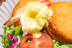 エッグベネディクト,エッグ,玉子,ベーコン,ホットケーキ,パンケーキ,スイーツ,サラダ,レタス,トマト,プレート,おしゃれ,オシャレ,カフェ,ブレックファースト,お洒落,朝食,洋食,トロトロ,カリカリ,cake,salad,tomato,lettuce,breakfast,フルサイズ撮影