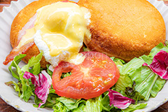 エッグベネディクト,エッグ,玉子,ベーコン,ホットケーキ,パンケーキ,スイーツ,サラダ,レタス,トマト,プレート,おしゃれ,オシャレ,カフェ,ブレックファースト,お洒落,朝食,洋食,トロトロ,カリカリ,cake,salad,tomato,lettuce,breakfast,フルサイズ撮影