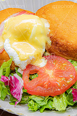 エッグベネディクト,エッグ,玉子,ベーコン,ホットケーキ,パンケーキ,スイーツ,サラダ,レタス,トマト,プレート,おしゃれ,オシャレ,カフェ,ブレックファースト,お洒落,朝食,洋食,トロトロ,カリカリ,cake,salad,tomato,lettuce,breakfast,フルサイズ撮影