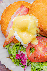 エッグベネディクト,エッグ,玉子,ベーコン,ホットケーキ,パンケーキ,スイーツ,サラダ,レタス,トマト,プレート,おしゃれ,オシャレ,カフェ,ブレックファースト,お洒落,朝食,洋食,トロトロ,カリカリ,cake,salad,tomato,lettuce,breakfast,フルサイズ撮影