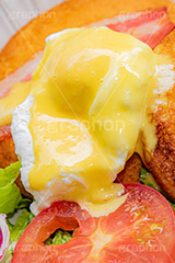 エッグベネディクト,エッグ,玉子,ベーコン,ホットケーキ,パンケーキ,スイーツ,サラダ,レタス,トマト,プレート,おしゃれ,オシャレ,カフェ,ブレックファースト,お洒落,朝食,洋食,トロトロ,カリカリ,cake,salad,tomato,lettuce,breakfast,フルサイズ撮影