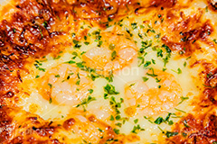 海老グラタン,グラタン,ぐらたん,エビ,えび,海老,郷土料理,あったか,ほくほく,ホクホク,おこげ,ベシャメルソース,チーズ,マカロニ,パセリ,こんがり,焦げ目,焼く,クリームソース,オーブン,アツアツ,あつあつ,熱々,洋食,フルサイズ撮影