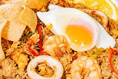 ナシゴレン,焼き飯,焼飯,チャーハン,炒飯,炒め,エスニック,オリエンタル,インドネシア,マレーシア,アジアン,エビ,えび,海老,いか,イカ,玉子,目玉焼き,半熟,パプリカ,レモン,クルプック,えびせん,チップス,せんべい,ethnic,フルサイズ撮影
