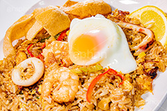 ナシゴレン,焼き飯,焼飯,チャーハン,炒飯,炒め,エスニック,オリエンタル,インドネシア,マレーシア,アジアン,エビ,えび,海老,いか,イカ,玉子,目玉焼き,半熟,パプリカ,レモン,クルプック,えびせん,チップス,せんべい,ethnic,フルサイズ撮影