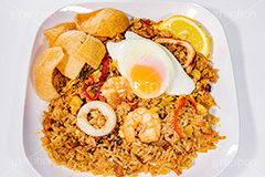 ナシゴレン,焼き飯,焼飯,チャーハン,炒飯,炒め,エスニック,オリエンタル,インドネシア,マレーシア,アジアン,エビ,えび,海老,いか,イカ,玉子,目玉焼き,半熟,パプリカ,レモン,クルプック,えびせん,チップス,せんべい,ethnic,フルサイズ撮影