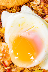 ナシゴレン,焼き飯,焼飯,チャーハン,炒飯,炒め,エスニック,オリエンタル,インドネシア,マレーシア,アジアン,エビ,えび,海老,いか,イカ,玉子,目玉焼き,半熟,パプリカ,クルプック,えびせん,チップス,せんべい,ethnic,フルサイズ撮影