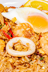 ナシゴレン,焼き飯,焼飯,チャーハン,炒飯,炒め,エスニック,オリエンタル,インドネシア,マレーシア,アジアン,エビ,えび,海老,いか,イカ,玉子,目玉焼き,半熟,パプリカ,レモン,クルプック,えびせん,チップス,せんべい,ethnic,フルサイズ撮影