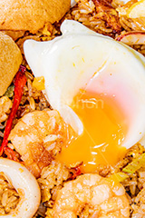 ナシゴレン,焼き飯,焼飯,チャーハン,炒飯,炒め,エスニック,オリエンタル,インドネシア,マレーシア,アジアン,エビ,えび,海老,いか,イカ,玉子,目玉焼き,半熟,パプリカ,クルプック,えびせん,チップス,せんべい,トロトロ,ethnic,フルサイズ撮影