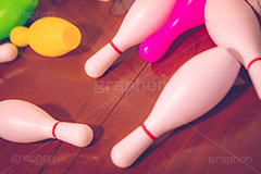 散らかったボーリングの玩具,ボーリング,ピン,ゲーム,散らかる,片付け,片づけ,こども,子供,おもちゃ,玩具,キッズ,TOY,kids,game,bowling,フルサイズ撮影
