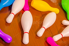 散らかったボーリングの玩具,ボーリング,ピン,ゲーム,散らかる,片付け,片づけ,こども,子供,おもちゃ,玩具,キッズ,TOY,kids,game,bowling,フルサイズ撮影