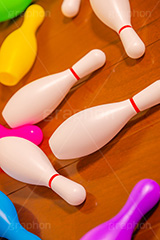 散らかったボーリングの玩具,ボーリング,ピン,ゲーム,散らかる,片付け,片づけ,こども,子供,おもちゃ,玩具,キッズ,TOY,kids,game,bowling,フルサイズ撮影