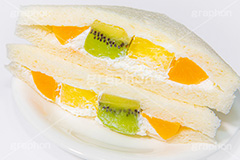 フルーツサンド,サンドイッチ,サンドウィッチ,フルーツ,キウイ,キウイフルーツ,オレンジ,黄桃,桃,もも,スイーツ,クリーム,ホイップ,デザート,おやつ,モーニング,朝食,甘い,ブレックファースト,パン,食パン,萌え断,sandwich,morning,breakfast,dessert,fruit,cream,kiwi,bread,フルサイズ撮影