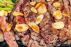 ステーキ,肉,肉食,ビーフ,牛肉,にんにく,ニンニク,ガーリック,レア,脂,脂質,スタミナ,洋食,たれ,タレ,あつあつ,熱々,焦げ,焼き,meat,steak,garlic,beef,フルサイズ撮影