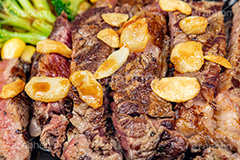 ステーキ,肉,肉食,ビーフ,牛肉,にんにく,ニンニク,ガーリック,レア,脂,脂質,スタミナ,洋食,あつあつ,熱々,焦げ,焼き,meat,steak,garlic,beef,フルサイズ撮影