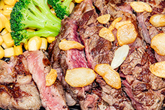 ステーキ,肉,肉食,ビーフ,牛肉,にんにく,ニンニク,ガーリック,レア,コーン,ブロッコリー,脂,脂質,スタミナ,洋食,あつあつ,熱々,焦げ,焼き,meat,steak,garlic,beef,corn,broccoli,フルサイズ撮影