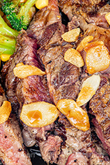 ステーキ,肉,肉食,ビーフ,牛肉,にんにく,ニンニク,ガーリック,レア,脂,脂質,スタミナ,洋食,たれ,タレ,あつあつ,熱々,焦げ,焼き,meat,steak,garlic,beef,フルサイズ撮影