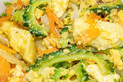 ゴーヤチャンプルー,ゴーヤーチャンプルー,ゴーヤ,ゴーヤー,野菜,苦瓜,ニガウリ,チャンプルー,玉子,豆腐,島豆腐,ニンジン,にんじん,玉ねぎ,タマネギ,混ぜ,炒め,沖縄料理,ソウルフード,郷土料理,夏バテ,和食,日本食,日本料理,フルサイズ撮影