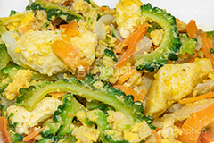 ゴーヤチャンプルー,ゴーヤーチャンプルー,ゴーヤ,ゴーヤー,野菜,苦瓜,ニガウリ,チャンプルー,玉子,豆腐,島豆腐,ニンジン,にんじん,玉ねぎ,タマネギ,混ぜ,炒め,沖縄料理,ソウルフード,郷土料理,夏バテ,和食,日本食,日本料理,フルサイズ撮影