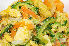 ゴーヤチャンプルー,ゴーヤーチャンプルー,ゴーヤ,ゴーヤー,野菜,苦瓜,ニガウリ,チャンプルー,玉子,豆腐,島豆腐,ニンジン,にんじん,玉ねぎ,タマネギ,混ぜ,炒め,沖縄料理,ソウルフード,郷土料理,夏バテ,和食,日本食,日本料理,フルサイズ撮影