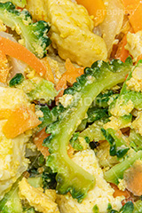 ゴーヤチャンプルー,ゴーヤーチャンプルー,ゴーヤ,ゴーヤー,野菜,苦瓜,ニガウリ,チャンプルー,玉子,豆腐,島豆腐,ニンジン,にんじん,玉ねぎ,タマネギ,混ぜ,炒め,沖縄料理,ソウルフード,郷土料理,夏バテ,和食,日本食,日本料理,フルサイズ撮影