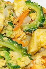 ゴーヤチャンプルー,ゴーヤーチャンプルー,ゴーヤ,ゴーヤー,野菜,苦瓜,ニガウリ,チャンプルー,玉子,豆腐,島豆腐,ニンジン,にんじん,玉ねぎ,タマネギ,混ぜ,炒め,沖縄料理,ソウルフード,郷土料理,夏バテ,和食,日本食,日本料理,フルサイズ撮影