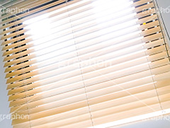 朝日が射す窓,朝日,光,窓,ブラインド,遮光,プライバシー,朝,朝の風景,モーニング,morning,スマホ撮影