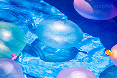 水風船,風船,清凉,こども,子供,おもちゃ,玩具,遊び,水遊び,キッズ,夏,サマー,カラフル,夏休み,たくさん,いっぱい,大量,水滴,しずく,雫,水面,波紋,summer,colorful,TOY,kids,フルサイズ撮影