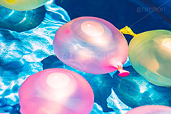 水風船,風船,清凉,こども,子供,おもちゃ,玩具,遊び,水遊び,キッズ,夏,サマー,カラフル,夏休み,たくさん,いっぱい,大量,水滴,しずく,雫,水面,波紋,summer,colorful,TOY,kids,フルサイズ撮影