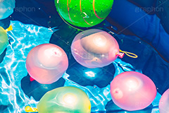 水風船,風船,水ヨーヨー,ヨーヨー,清凉,こども,子供,おもちゃ,玩具,遊び,水遊び,キッズ,夏,サマー,カラフル,夏休み,たくさん,いっぱい,大量,水滴,しずく,雫,水面,波紋,summer,colorful,TOY,kids,フルサイズ撮影