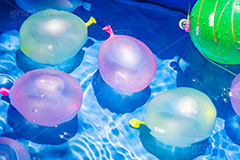 水風船,風船,水ヨーヨー,ヨーヨー,清凉,こども,子供,おもちゃ,玩具,遊び,水遊び,キッズ,夏,サマー,カラフル,夏休み,たくさん,いっぱい,大量,水滴,しずく,雫,水面,波紋,summer,colorful,TOY,kids,フルサイズ撮影