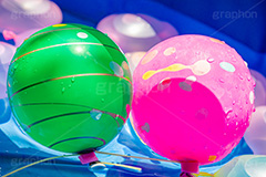 水ヨーヨー,ヨーヨー,水風船,風船,出店,夏祭り,祭,祭り,まつり,清凉,こども,子供,おもちゃ,玩具,水遊び,キッズ,夏,サマー,露店,屋台,夏休み,縁日,景品,的屋,水滴,しずく,雫,summer,festival,japan,TOY,kids,フルサイズ撮影