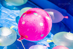 水ヨーヨー,ヨーヨー,水風船,風船,出店,夏祭り,祭,祭り,まつり,清凉,こども,子供,おもちゃ,玩具,水遊び,キッズ,夏,サマー,露店,屋台,夏休み,縁日,景品,的屋,水滴,しずく,雫,summer,festival,japan,TOY,kids,フルサイズ撮影
