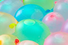 水風船,風船,清凉,こども,子供,おもちゃ,玩具,遊び,水遊び,キッズ,夏,サマー,カラフル,夏休み,たくさん,いっぱい,大量,水滴,しずく,雫,summer,colorful,TOY,kids,フルサイズ撮影