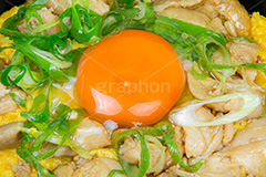 親子丼,ねぎ,ネギ,半熟,玉子,卵,たまご,卵黄,生卵,鶏肉,日本料理,日本食,和食,japan,フルサイズ撮影