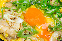 親子丼,ねぎ,ネギ,半熟,玉子,卵,たまご,卵黄,生卵,鶏肉,日本料理,日本食,和食,japan,フルサイズ撮影