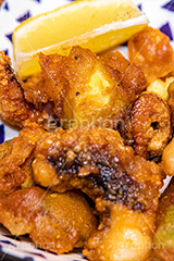 タコとアボカドの唐揚げ,タコのから揚げ,アボカド,から揚げ,唐揚げ,揚げ物,レモン,つまみ,おつまみ,酒,呑み,あて,たこ,タコ,あし,居酒屋,飲み屋,脂,油,シーフード,海鮮,vinegar,lemon,seafood,フルサイズ撮影