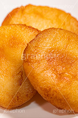 いももち,いも餅,いもだんご,いも団子,チーズ,チーズもち,揚げ物,おやつ,つまみ,おつまみ,居酒屋,飲み屋,脂,油,郷土料理,和食,日本食,日本料理,フルサイズ撮影