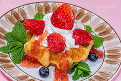 フルーツワッフル,ワッフル,スイーツ,おやつ,甘い,デザート,カフェ,バター,プレーン,ブレックファースト,クリーム,生クリーム,フルーツ,イチゴ,いちご,ストロベリー,ジャム,ブルーベリー,ミント,朝食,菓子,お菓子,焼き菓子,焼菓子,焼き,waffle,cake,dessert,sweet,cafe,butter,morning,breakfast,strawberry,mint,cream,フルサイズ撮影