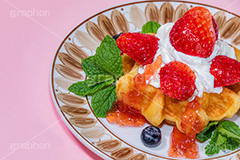 フルーツワッフル,ワッフル,スイーツ,おやつ,甘い,デザート,カフェ,バター,プレーン,ブレックファースト,クリーム,生クリーム,フルーツ,イチゴ,いちご,ストロベリー,ジャム,ブルーベリー,ミント,朝食,菓子,お菓子,焼き菓子,焼菓子,焼き,waffle,cake,dessert,sweet,cafe,butter,morning,breakfast,strawberry,mint,cream,フルサイズ撮影