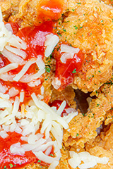 ヤンニョムチキン,ヤンニョム,チキン,クリスピーチキン,フライドチキン,チーズ,トマト,ソース,かける,唐揚げ,から揚げ,鶏肉,揚げ,カリカリ,ジューシー,ジャンクフード,ジャンキー,韓国グルメ,湯気,chicken,cheese